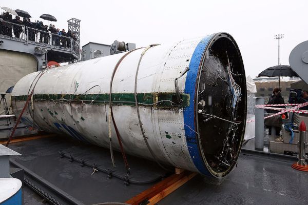 Một module của tên lửa Unha được Triều Tiên phóng đi ngày 12/12/2012 do hải quân Hàn Quốc thu giữ trên biển. 	Ảnh: DongA Daily